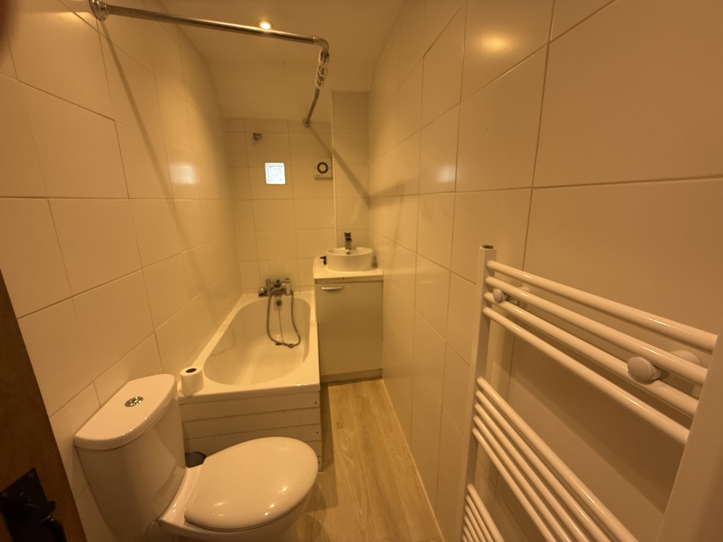 Lot: 99 - REFURBISHED TWO-BEDROOM TERRACED PROPERTY - Family bathroom